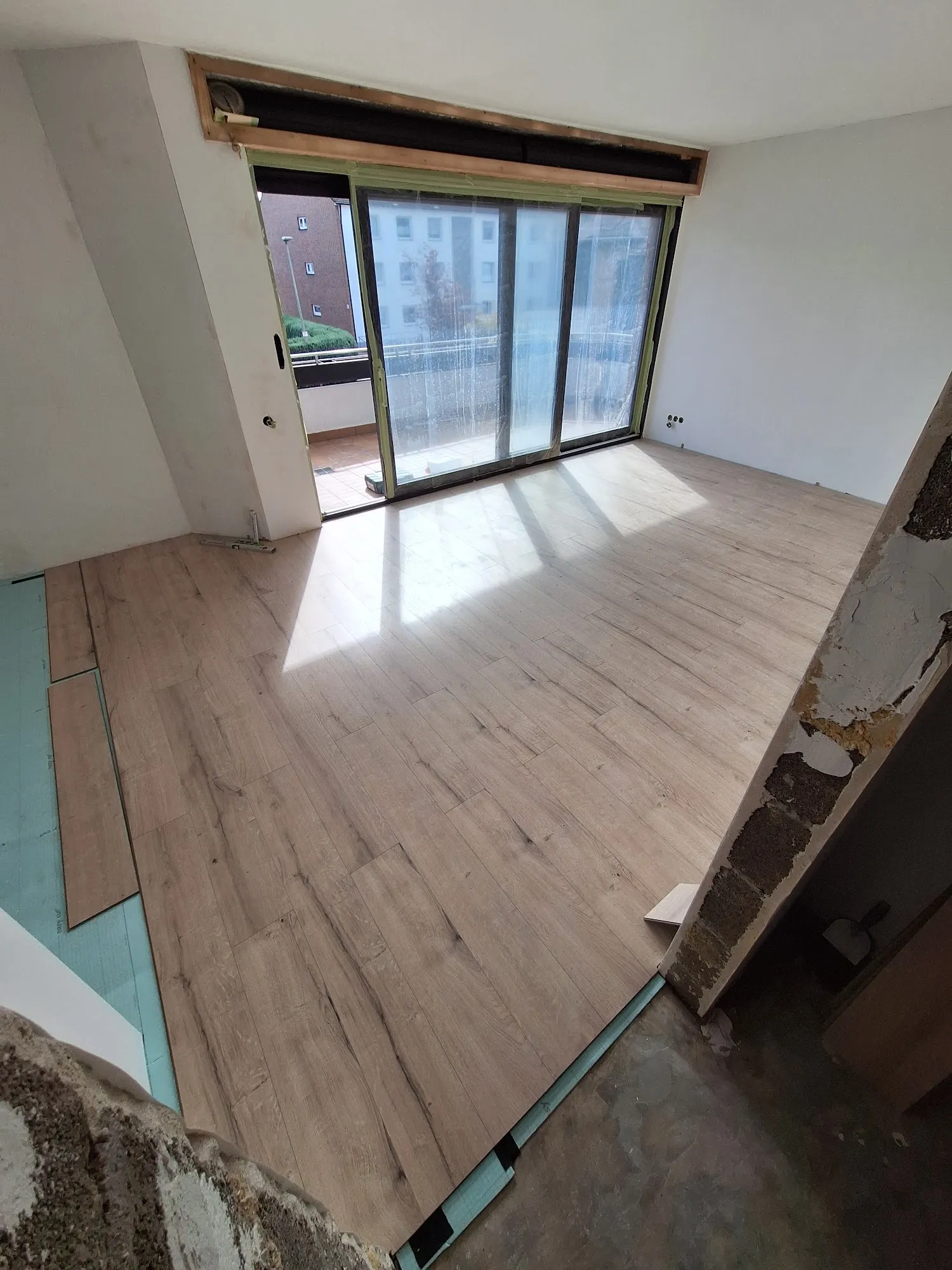 Renovierter Raum mit neu verlegtem Boden in Holzoptik